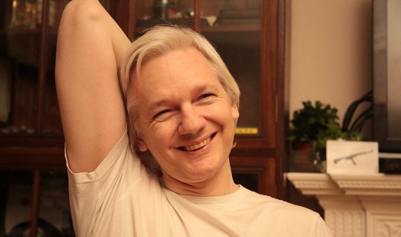在瑞典宣布中止強暴案調查後,維基解密創辦人亞桑傑(Julian Assange)上傳推特一張面露微笑的照片。 在瑞典宣布中止強暴案調查後,維基解密創辦人亞桑傑(Julian Assange)上傳推特一張面露微笑的照片。