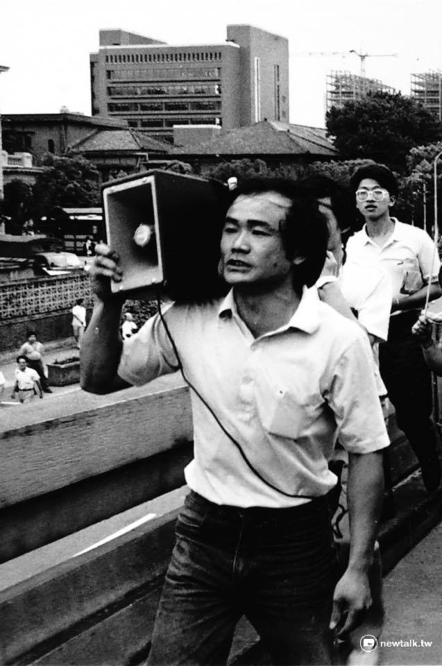 1988年5月20日,從事民主運動影像紀錄30餘年也是當時用鏡頭實紀錄事件的邱萬興說,掉落下來「立法院」匾額與留下滿地的石塊,拍攝這歷史鏡頭的邱萬興說,1988年520農民事件,成了台灣社會運動史上受害者最多,且最嚴重的流血衝突事件,這是立法院衝突後的第一現場。 1988年5月20日,從事民主運動影像紀錄30餘年也是當時用鏡頭實紀錄事件的邱萬興說,掉落下來「立法院」匾額與留下滿地的石塊,拍攝這歷史鏡頭的邱萬興說,1988年520農民事件,成了台灣社會運動史上受害者最多,且最嚴重的流血衝突事件,這是立法院衝突後的第一現場。