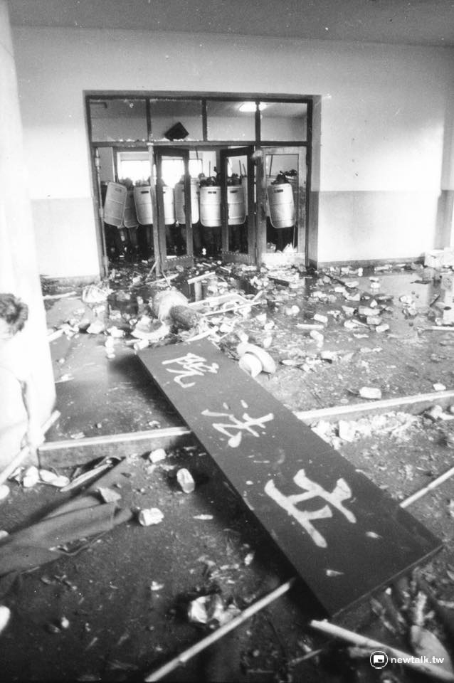 1988年5月20日,從事民主運動影像紀錄30餘年也是當時用鏡頭實紀錄事件的邱萬興說,掉落下來「立法院」匾額與留下滿地的石塊,拍攝這歷史鏡頭的邱萬興說,1988年520農民事件,成了台灣社會運動史上受害者最多,且最嚴重的流血衝突事件,這是立法院衝突後的第一現場。 1988年5月20日,從事民主運動影像紀錄30餘年也是當時用鏡頭實紀錄事件的邱萬興說,掉落下來「立法院」匾額與留下滿地的石塊,拍攝這歷史鏡頭的邱萬興說,1988年520農民事件,成了台灣社會運動史上受害者最多,且最嚴重的流血衝突事件,這是立法院衝突後的第一現場。