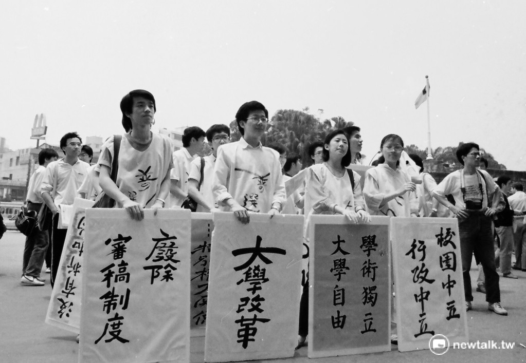 作為當年事件紀錄者的邱萬興表示,1987年5月11日台灣大學的「自由之愛」學運,是台灣第一件大規模學生抗議運動。前排布條511第個1對上去那位,就是桃園市長鄭文燦。 作為當年事件紀錄者的邱萬興表示,1987年5月11日台灣大學的「自由之愛」學運,是台灣第一件大規模學生抗議運動。前排布條511第個1對上去那位,就是桃園市長鄭文燦。