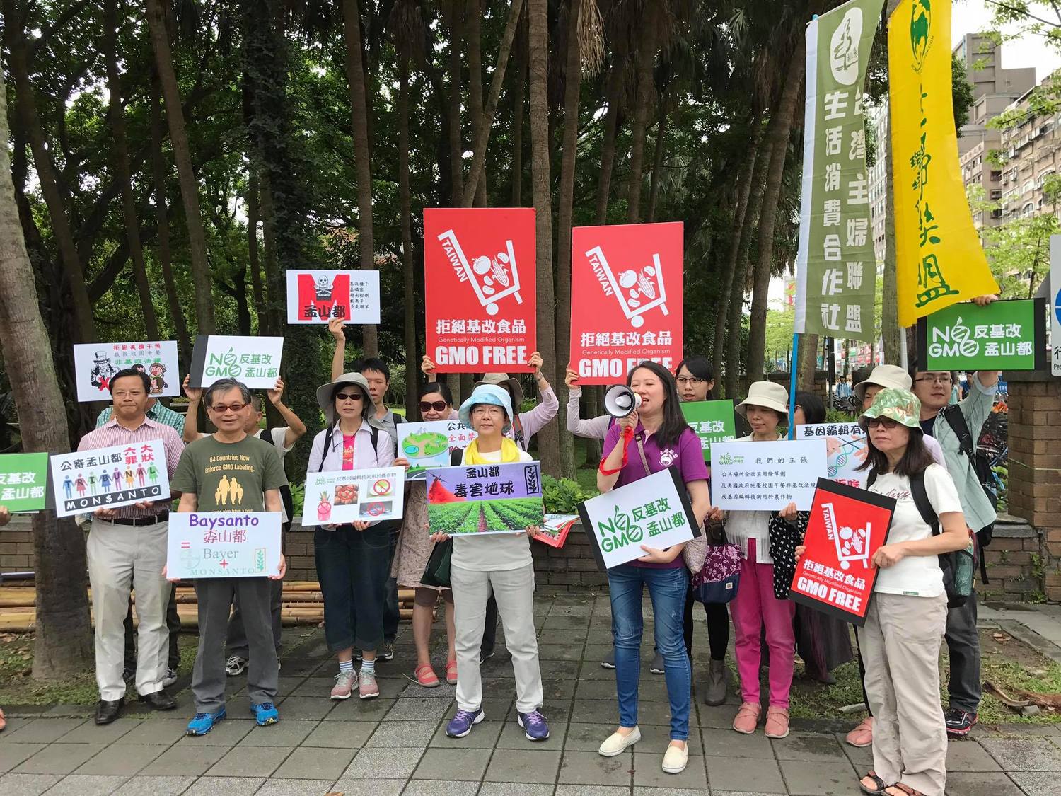 台灣無基改推動聯盟今(20)日上午繞行公館商圈表達訴求,呼籲公共場所全面禁用除草劑、莫將基因編輯技術用於農作物,也反對美國政府施壓台灣,要求修改校園午餐非基改法規。 圖:主婦聯盟環境保護基金會提供 台灣無基改推動聯盟今(20)日上午繞行公館商圈表達訴求,呼籲公共場所全面禁用除草劑、莫將基因編輯技術用於農作物,也反對美國政府施壓台灣,要求修改校園午餐非基改法規。 圖:主婦聯盟環境保護基金會提供