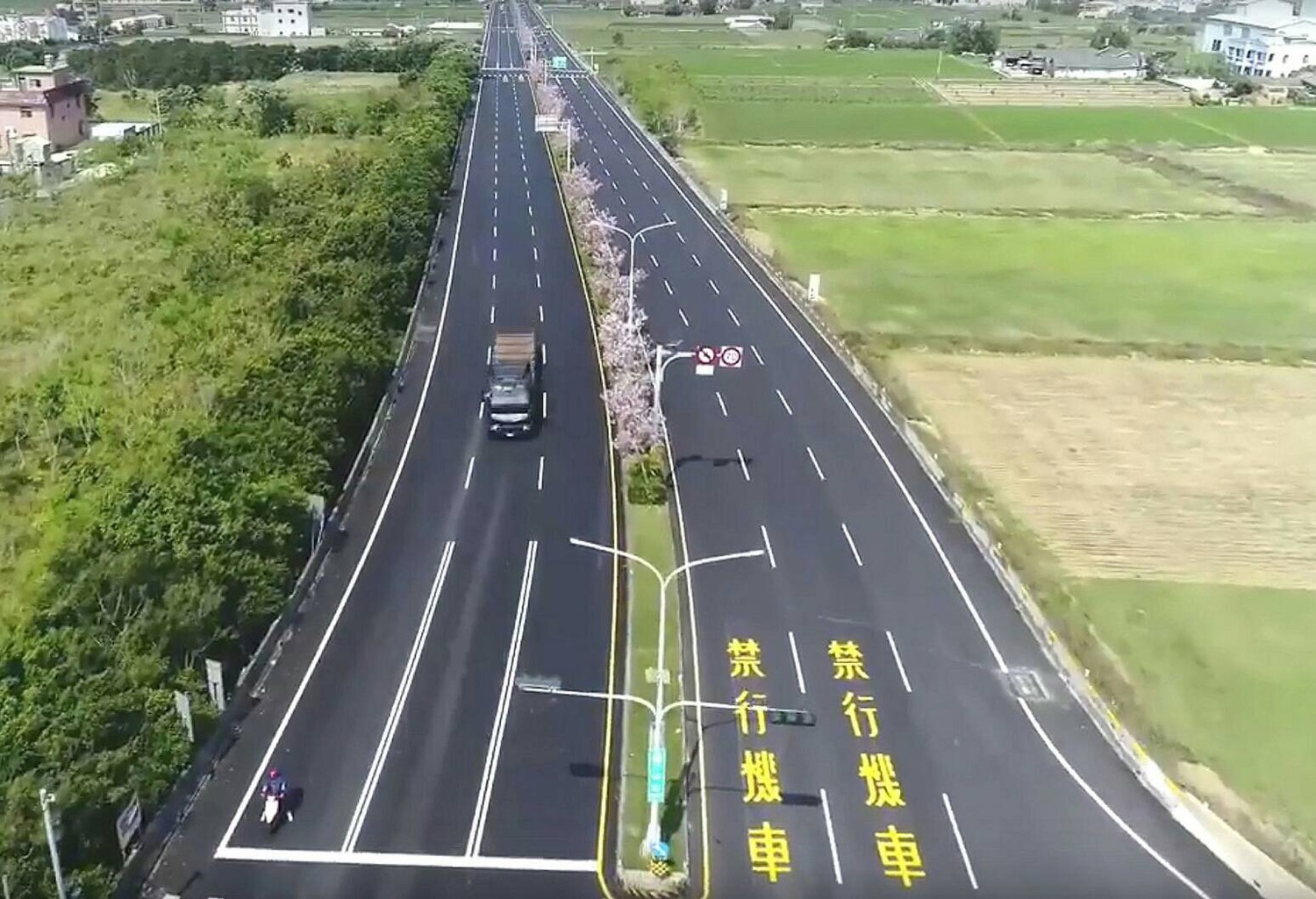 外埔三環路鋪面改善10萬7890平方公尺、路基改善5771平方公尺、人孔蓋下地118處、小型手孔蓋調平109處。而甲后路道路面積改善約2萬5089平方公尺,減少孔蓋58處。 圖:台中市政府提供 外埔三環路鋪面改善10萬7890平方公尺、路基改善5771平方公尺、人孔蓋下地118處、小型手孔蓋調平109處。而甲后路道路面積改善約2萬5089平方公尺,減少孔蓋58處。 圖:台中市政府提供