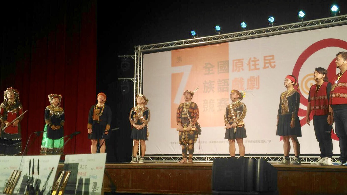 原民會表示,語言是文化的承載體,每一個族語皆代表著一個民族文化傳承的生命力,原住民族16族語言不僅豐富了臺灣多元文化之樣貌,更是臺灣文化珍貴資產。因此,為擴大族語使用的場域與機會,讓更多族人重視族語的重要性,並藉由原住民族語戲劇競賽活動,帶動族語學習風氣,鼓勵各縣市政府推動辦理族語戲劇競賽。 圖:原民會提供 原民會表示,語言是文化的承載體,每一個族語皆代表著一個民族文化傳承的生命力,原住民族16族語言不僅豐富了臺灣多元文化之樣貌,更是臺灣文化珍貴資產。因此,為擴大族語使用的場域與機會,讓更多族人重視族語的重要性,並藉由原住民族語戲劇競賽活動,帶動族語學習風氣,鼓勵各縣市政府推動辦理族語戲劇競賽。 圖:原民會提供