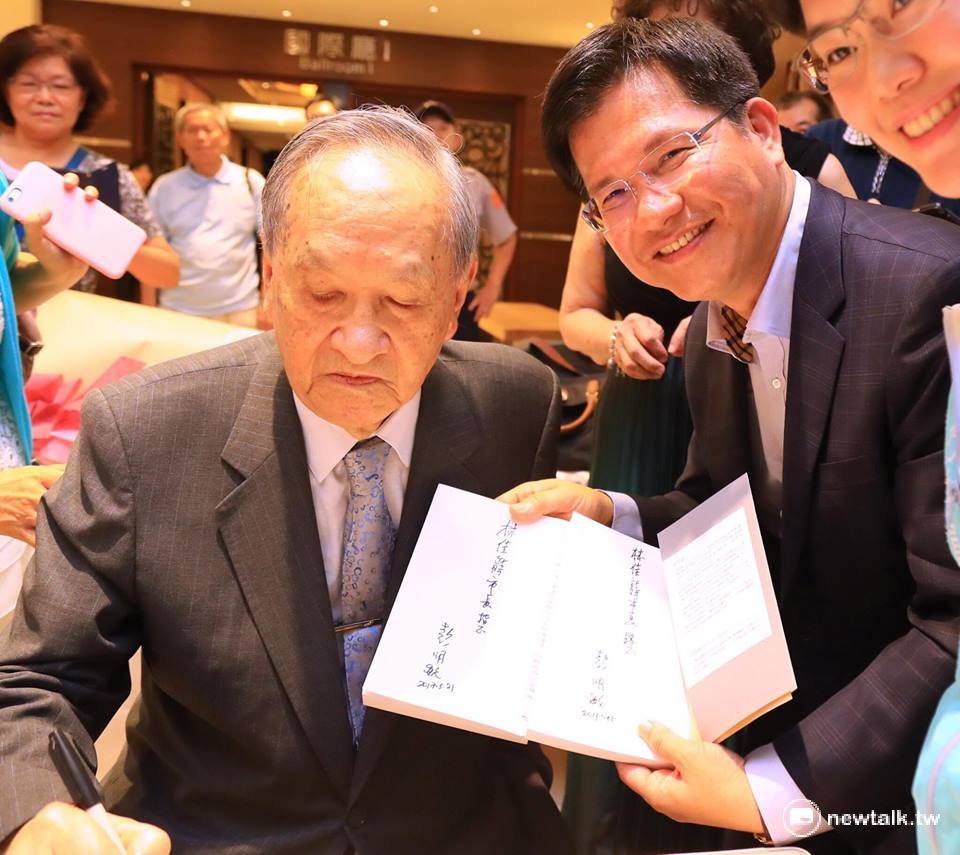高齡94歲的彭明敏教授身體狀況非常好,全程參與簽書會,一開始,還是站著發言,數分鐘後才被請用坐著發言,他稱讚林佳龍是位好市長。 圖:翻攝自林佳龍臉書 高齡94歲的彭明敏教授身體狀況非常好,全程參與簽書會,一開始,還是站著發言,數分鐘後才被請用坐著發言,他稱讚林佳龍是位好市長。 圖:翻攝自林佳龍臉書