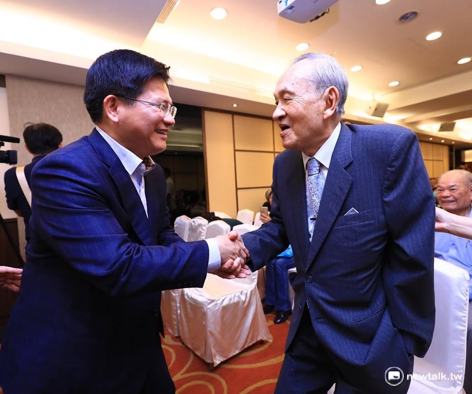 出席彭明敏《寫給台灣的備忘錄》新書上市,「台灣之路」簽書分享會的台中市長林佳龍回憶起三十多年前,第一次閱讀彭明敏《自由的滋味》的感動,林佳龍當時在台大念書,投入學生運動,林佳龍說,對他而言,這是台灣人民追求自由的啟蒙書,看見民主鬥士追求理想台灣的血淚交織。 圖:翻攝自林佳龍臉書 出席彭明敏《寫給台灣的備忘錄》新書上市,「台灣之路」簽書分享會的台中市長林佳龍回憶起三十多年前,第一次閱讀彭明敏《自由的滋味》的感動,林佳龍當時在台大念書,投入學生運動,林佳龍說,對他而言,這是台灣人民追求自由的啟蒙書,看見民主鬥士追求理想台灣的血淚交織。 圖:翻攝自林佳龍臉書