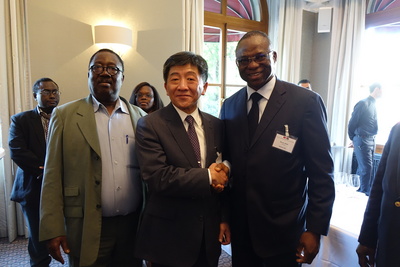 衛福部長陳時中21日晚間在外交部歡迎酒會表示,今年收到世界衛生大會(WHA)邀請函,但台灣會持續與交往,也需要盟友努力形成國際壓力。
圖:中央社 衛福部長陳時中21日晚間在外交部歡迎酒會表示,今年收到世界衛生大會(WHA)邀請函,但台灣會持續與交往,也需要盟友努力形成國際壓力。
圖:中央社