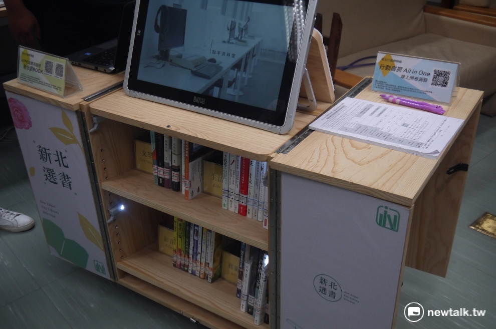 除了借書之外,現場也能申辦閱覽證。 圖:鍾孟軒/攝 除了借書之外,現場也能申辦閱覽證。 圖:鍾孟軒/攝