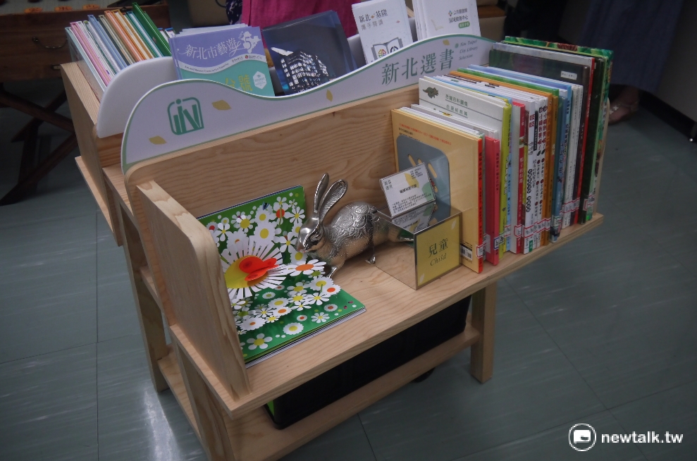 行動圖書館不同於行動圖書車,它提供了更大的機動性,能去車子進不了的地方提供藏書閱覽。 圖:鍾孟軒/攝 行動圖書館不同於行動圖書車,它提供了更大的機動性,能去車子進不了的地方提供藏書閱覽。 圖:鍾孟軒/攝
