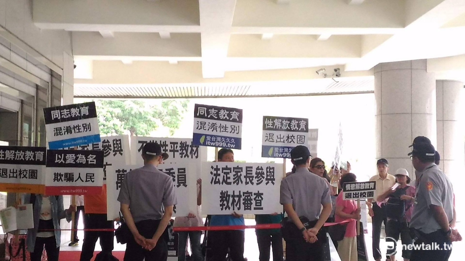 一群自稱是家長的反同人士不斷大聲高喊製造噪音試圖干擾記者會。 圖:鍾孟軒/攝 一群自稱是家長的反同人士不斷大聲高喊製造噪音試圖干擾記者會。 圖:鍾孟軒/攝