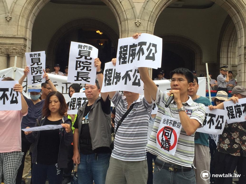 反同團體認為大法官自導自演,黑箱作業,釋憲無效,要求監察院調查。 林人芳/攝 反同團體認為大法官自導自演,黑箱作業,釋憲無效,要求監察院調查。 林人芳/攝