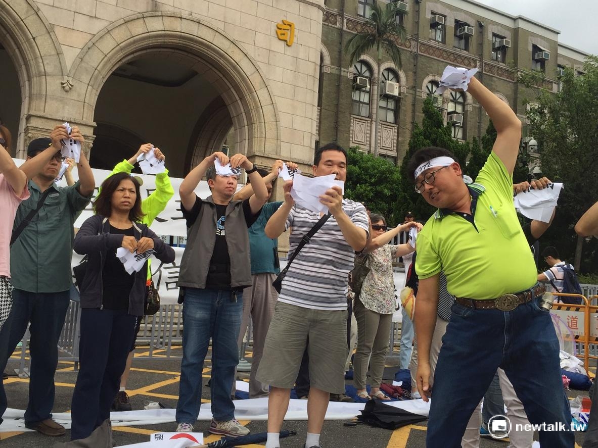 反同團體聚集在司法院前抗議,民眾憤怒撕毀標語。 林人芳/攝 反同團體聚集在司法院前抗議,民眾憤怒撕毀標語。 林人芳/攝