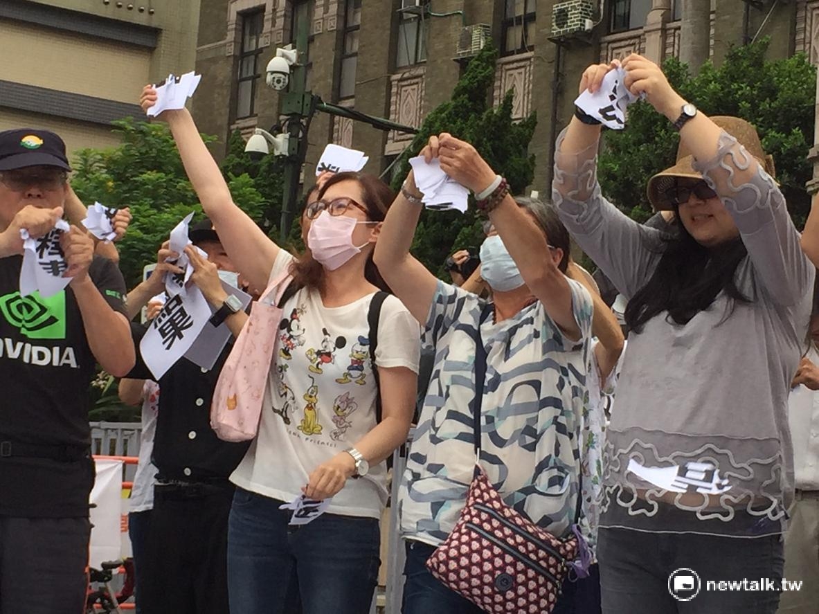 現場還把程序不公等字條撕毀,並丟向司法院抗議。 林人芳/攝 現場還把程序不公等字條撕毀,並丟向司法院抗議。 林人芳/攝