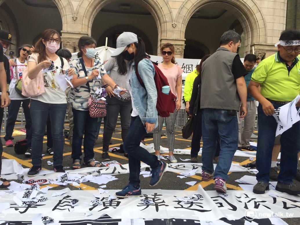 反同團體撕毀標語、丟擲紙屑表達憤怒。 林人芳/攝 反同團體撕毀標語、丟擲紙屑表達憤怒。 林人芳/攝