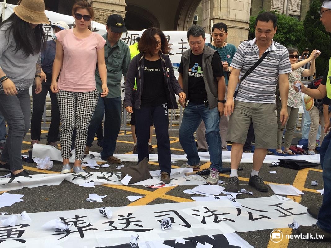 反同團體質疑釋憲不公,不接受釋憲結果。 林人芳/攝 反同團體質疑釋憲不公,不接受釋憲結果。 林人芳/攝
