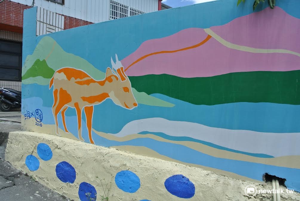 環山部落圍牆上彩繪的水鹿,就是當地常見的野生動物。 圖:唐復年/攝 環山部落圍牆上彩繪的水鹿,就是當地常見的野生動物。 圖:唐復年/攝