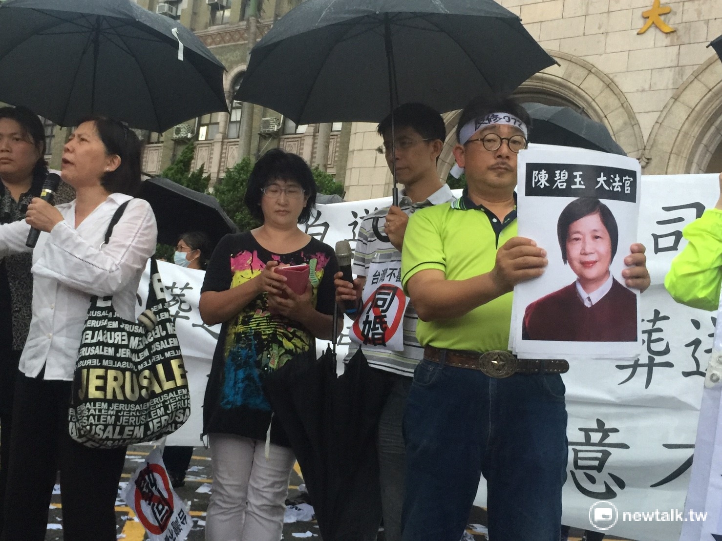 對於大法官解釋要求修法保隌同性婚姻一事,反同團體24日在司法院前高舉大法官相片,並高喊釋無效,交付公投。 圖:林人芳/攝 對於大法官解釋要求修法保隌同性婚姻一事,反同團體24日在司法院前高舉大法官相片,並高喊釋無效,交付公投。 圖:林人芳/攝