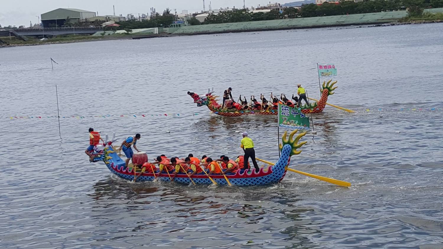 選手賣力搖槳,鼓聲隆隆,全隊齊心尋求冠冕。 圖:東港鎮公所 選手賣力搖槳,鼓聲隆隆,全隊齊心尋求冠冕。 圖:東港鎮公所