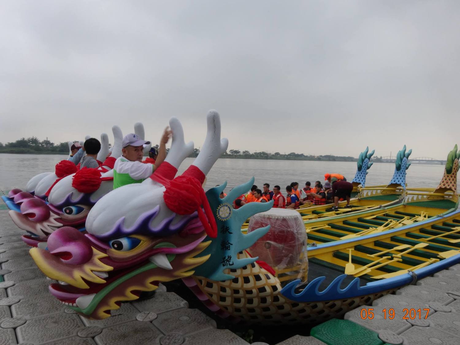 目前正值屏東黑鮪魚季期間, 連續舉辦第17年,每年都增添不同創意及元素來行銷屏東,今年端午節,除了龍舟競賽,也將推出應景的 端午包粽、立蛋等活動。 圖:東港鎮公所 目前正值屏東黑鮪魚季期間, 連續舉辦第17年,每年都增添不同創意及元素來行銷屏東,今年端午節,除了龍舟競賽,也將推出應景的 端午包粽、立蛋等活動。 圖:東港鎮公所