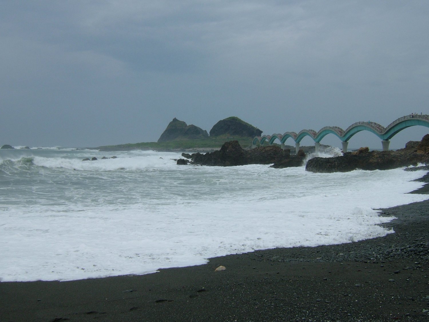 三仙台連接島嶼及台灣本島的跨海拱橋,更是東海岸著名地標。 圖:翻攝自維基百科 三仙台連接島嶼及台灣本島的跨海拱橋,更是東海岸著名地標。 圖:翻攝自維基百科