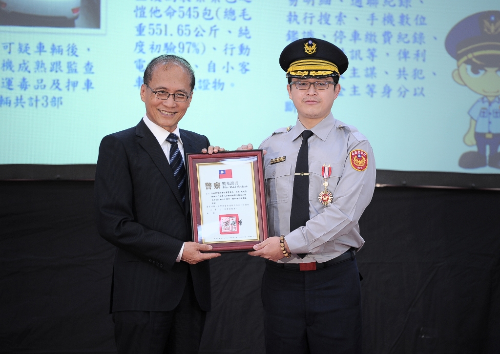 行政院長林全今(26)天頒破獲反毒、反詐騙案獎座及警察獎章給有功單位、人員和協助反詐騙的超商與金融機構。 圖:行政院提供 行政院長林全今(26)天頒破獲反毒、反詐騙案獎座及警察獎章給有功單位、人員和協助反詐騙的超商與金融機構。 圖:行政院提供