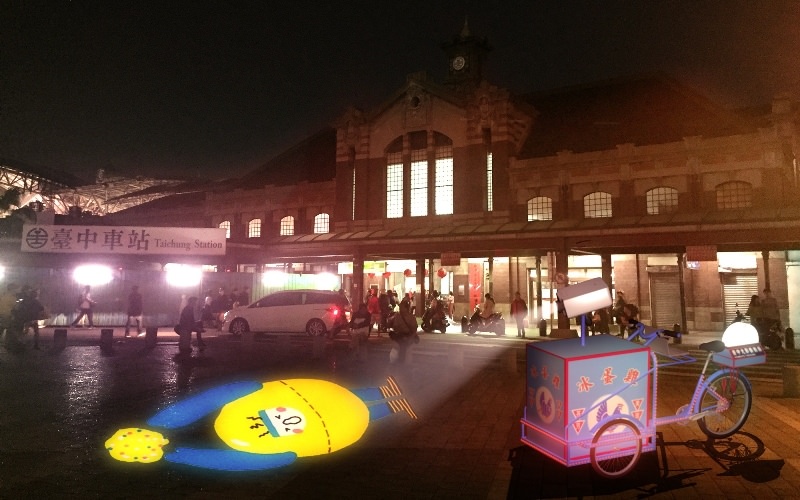 擁有百年歷史的臺中舊火車站,在2016年10月正式宣告走入歷史,卻留下了許多讓人難以忘懷的城市回憶。「2017臺中光影藝術節」特別與臺鐵合作,將於臺中火車站古蹟立面演出百年來前所未有的3D光雕秀,展現臺中精彩的歷史風華。 圖:翻攝自光影藝術節網站 擁有百年歷史的臺中舊火車站,在2016年10月正式宣告走入歷史,卻留下了許多讓人難以忘懷的城市回憶。「2017臺中光影藝術節」特別與臺鐵合作,將於臺中火車站古蹟立面演出百年來前所未有的3D光雕秀,展現臺中精彩的歷史風華。 圖:翻攝自光影藝術節網站