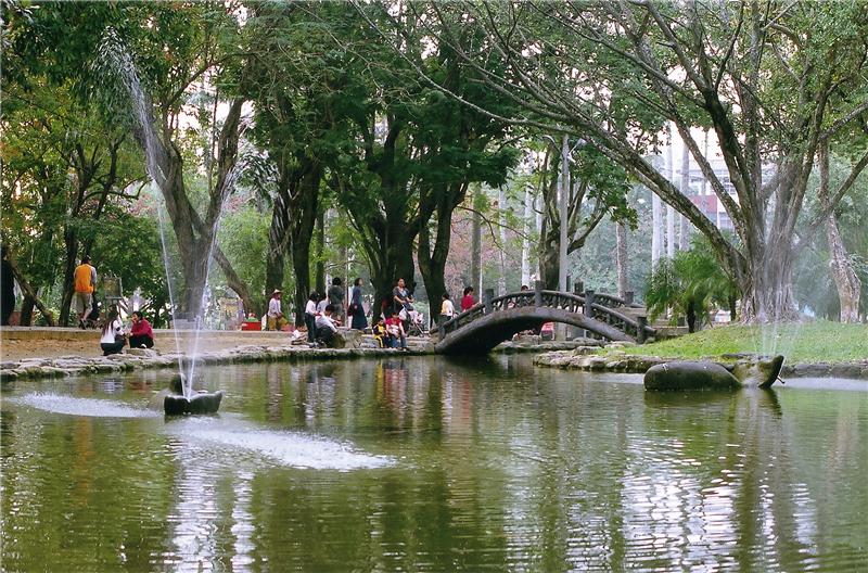 嘉義公園座落於嘉義市區東側,建於1910年,公園內的大花紫薇是每年初夏代表性植物,園內古木參天、涼亭水謝,漫步園中欣賞紫色花朵,頗富詩意。 圖:翻攝自嘉義觀光旅遊網 嘉義公園座落於嘉義市區東側,建於1910年,公園內的大花紫薇是每年初夏代表性植物,園內古木參天、涼亭水謝,漫步園中欣賞紫色花朵,頗富詩意。 圖:翻攝自嘉義觀光旅遊網