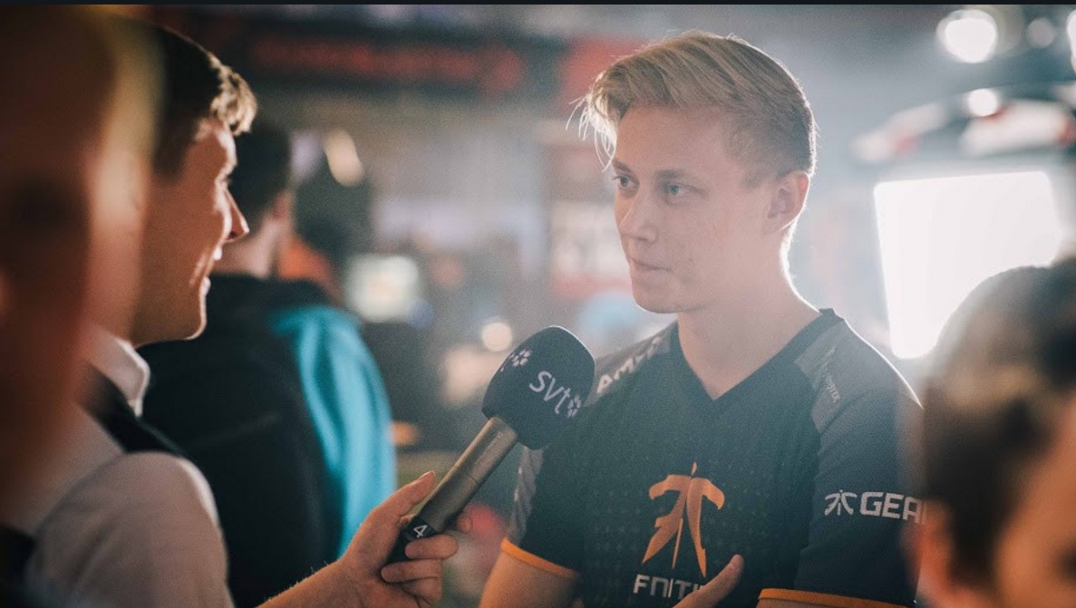 有著「小王子」支撐的FNC隊長Rekkles曾經一度精神崩潰,多次在推特上表示自己已經無法承受壓力,也曾向心理諮商尋求協助,在春季結束後返家進行休養,而隊員則前往韓國進行特訓。 有著「小王子」支撐的FNC隊長Rekkles曾經一度精神崩潰,多次在推特上表示自己已經無法承受壓力,也曾向心理諮商尋求協助,在春季結束後返家進行休養,而隊員則前往韓國進行特訓。