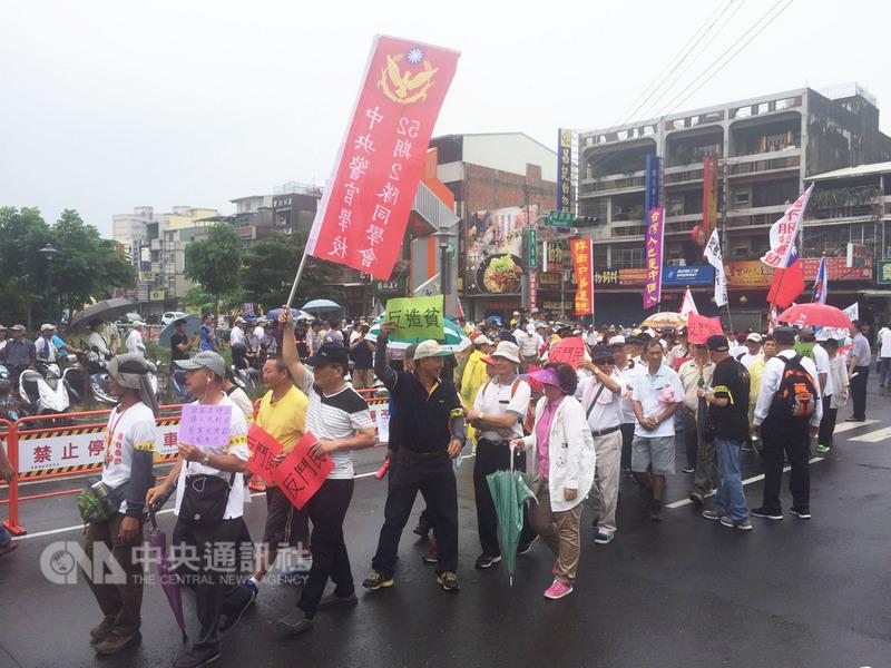 總統府音樂會「最南方思想起」28日下午在屏東演藝廳 舉行,反年金改革團體約500、600人到演藝廳抗議,並 企圖闖進音樂廳,與警方發生衝撞。 圖:中央社 總統府音樂會「最南方思想起」28日下午在屏東演藝廳 舉行,反年金改革團體約500、600人到演藝廳抗議,並 企圖闖進音樂廳,與警方發生衝撞。 圖:中央社