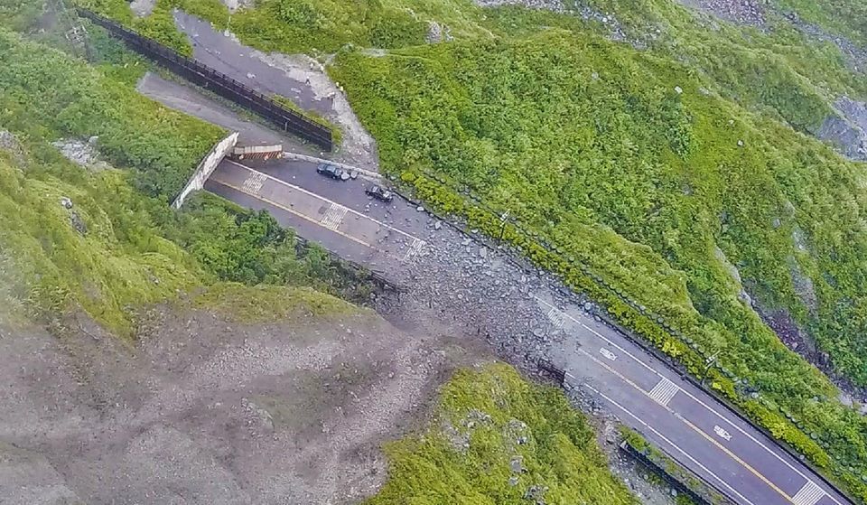 公路總局公布空拍圖,蘇花公路長約五十公尺路段被土石掩埋,造成端午連假交通中斷。 圖 : 公路總局/提供 公路總局公布空拍圖,蘇花公路長約五十公尺路段被土石掩埋,造成端午連假交通中斷。 圖 : 公路總局/提供