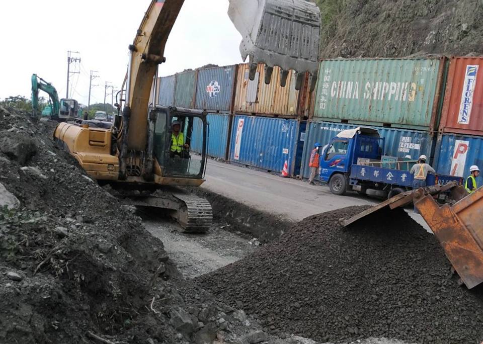 5月31日蘇花公路台9線112.6K九宮里災害路段,搶修情況。 圖:翻攝自交通部臉書 5月31日蘇花公路台9線112.6K九宮里災害路段,搶修情況。 圖:翻攝自交通部臉書