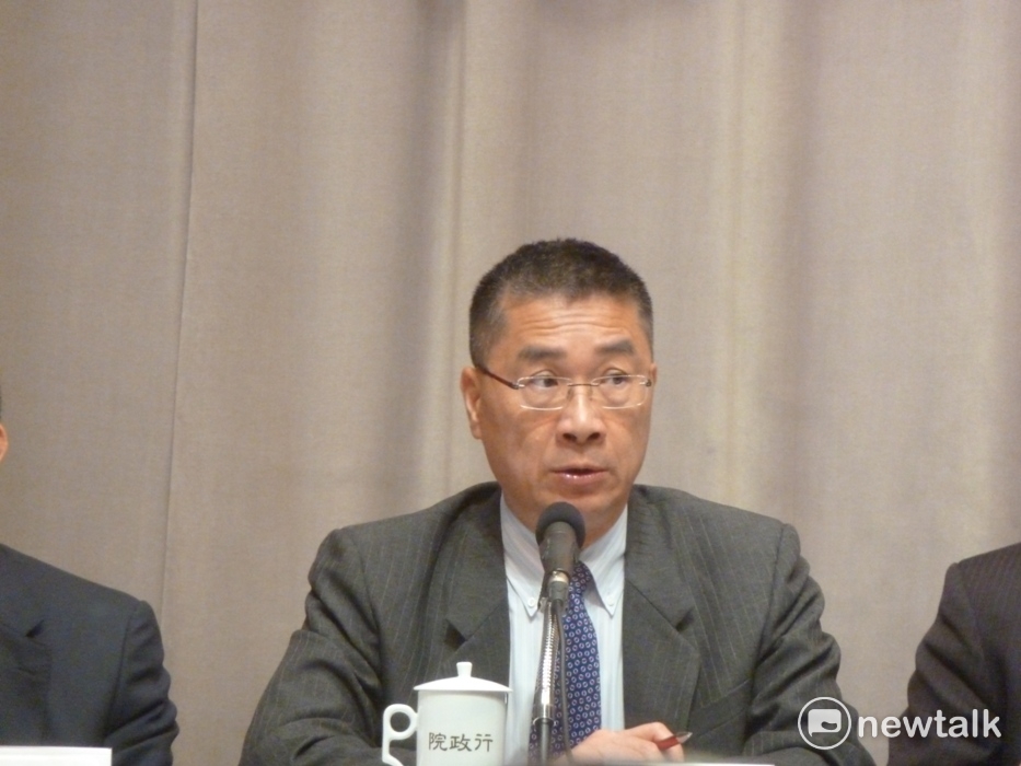最近市面上又陸續出現不肖業者改標的過期食品事件,行政院發言人徐國勇今天表示,這是因為政府落實食安管理政策而破獲的。 最近市面上又陸續出現不肖業者改標的過期食品事件,行政院發言人徐國勇今天表示,這是因為政府落實食安管理政策而破獲的。