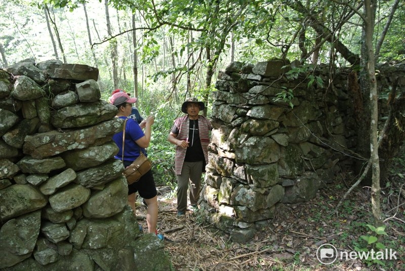獵人步道途中有古代部落的遺跡。 圖:唐復年/攝 獵人步道途中有古代部落的遺跡。 圖:唐復年/攝