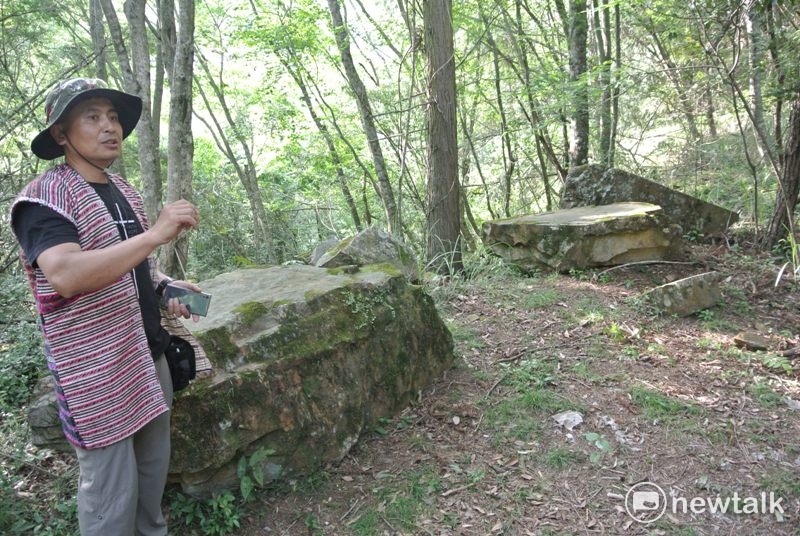 羅牧師說這裡就是獵人步道終點處的談判桌。 圖:唐復年/攝 羅牧師說這裡就是獵人步道終點處的談判桌。 圖:唐復年/攝