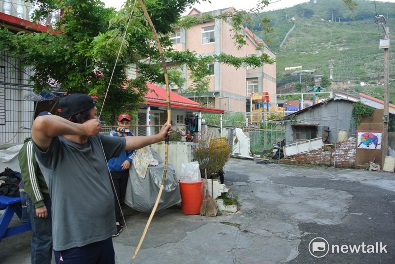 小旅行行程包括射箭體驗。 圖:唐復年/攝 小旅行行程包括射箭體驗。 圖:唐復年/攝