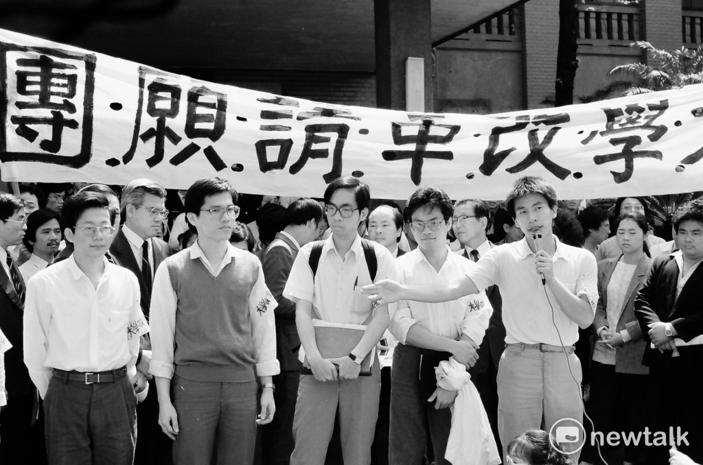 1986年11月6日,民進黨建黨18人工作小組在台大校友會館公布黨綱與黨章記者會。第一排右起傅正、張俊雄、許榮淑、康寧祥、黃爾璇、費希平、謝長廷、周清玉、顏錦福。第二排左起邱義仁、洪奇昌、江鵬堅、尤清、周滄淵、蘇貞昌、游錫堃、陳菊。郭吉仁律師有事先離開,沒有參加合影。 1986年11月6日,民進黨建黨18人工作小組在台大校友會館公布黨綱與黨章記者會。第一排右起傅正、張俊雄、許榮淑、康寧祥、黃爾璇、費希平、謝長廷、周清玉、顏錦福。第二排左起邱義仁、洪奇昌、江鵬堅、尤清、周滄淵、蘇貞昌、游錫堃、陳菊。郭吉仁律師有事先離開,沒有參加合影。