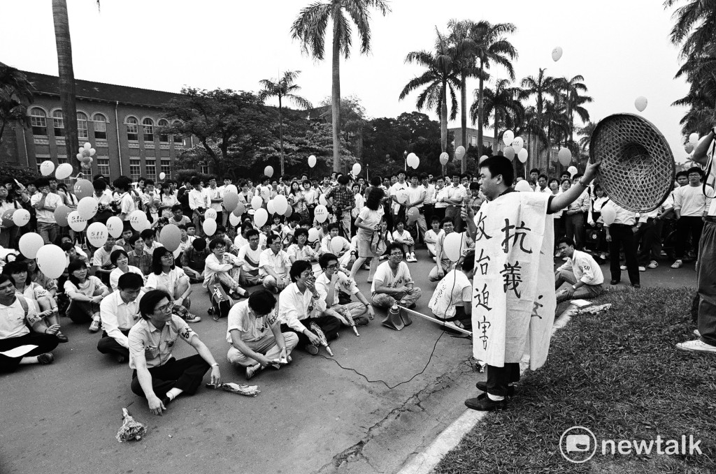 作為當年事件紀錄者的邱萬興表示,1987年5月11日台灣大學的「自由之愛」學運,是台灣第一件大規模學生抗議運動。前排布條511第個1對上去那位,就是桃園市長鄭文燦。 作為當年事件紀錄者的邱萬興表示,1987年5月11日台灣大學的「自由之愛」學運,是台灣第一件大規模學生抗議運動。前排布條511第個1對上去那位,就是桃園市長鄭文燦。