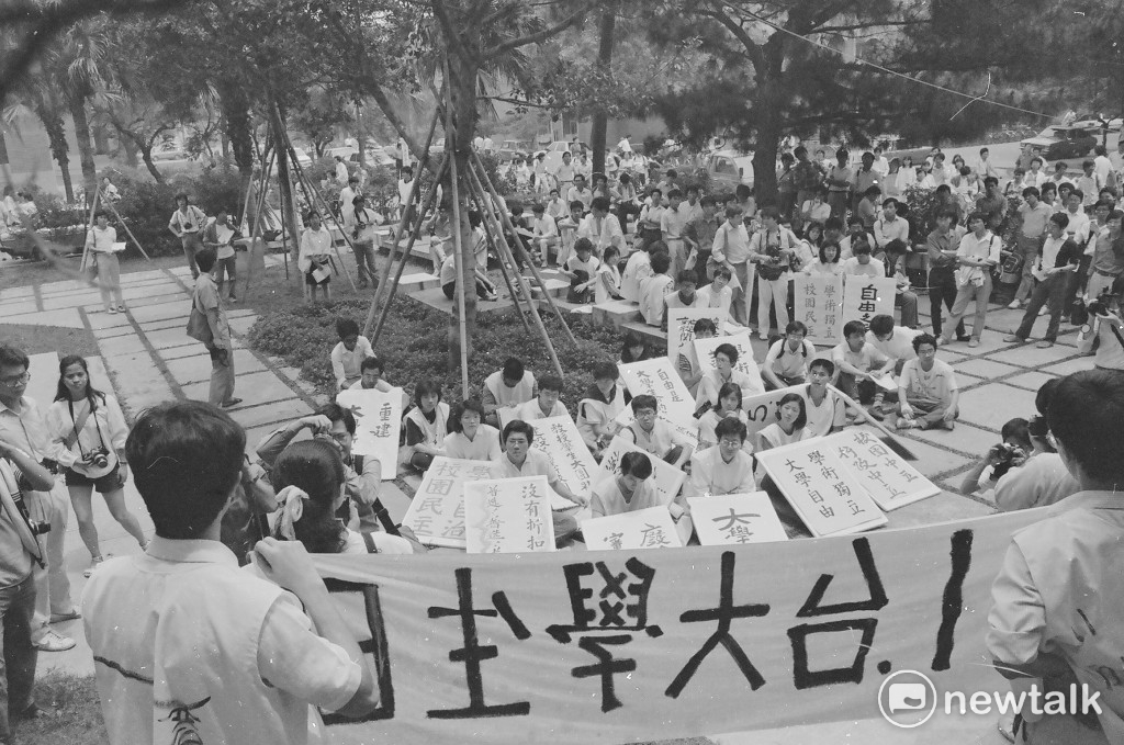 1986年11月6日,民進黨建黨18人工作小組在台大校友會館公布黨綱與黨章記者會。第一排右起傅正、張俊雄、許榮淑、康寧祥、黃爾璇、費希平、謝長廷、周清玉、顏錦福。第二排左起邱義仁、洪奇昌、江鵬堅、尤清、周滄淵、蘇貞昌、游錫堃、陳菊。郭吉仁律師有事先離開,沒有參加合影。 1986年11月6日,民進黨建黨18人工作小組在台大校友會館公布黨綱與黨章記者會。第一排右起傅正、張俊雄、許榮淑、康寧祥、黃爾璇、費希平、謝長廷、周清玉、顏錦福。第二排左起邱義仁、洪奇昌、江鵬堅、尤清、周滄淵、蘇貞昌、游錫堃、陳菊。郭吉仁律師有事先離開,沒有參加合影。