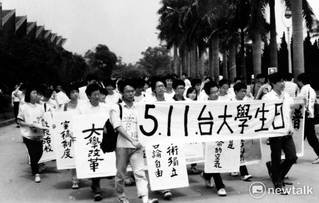 1986年11月6日,民進黨建黨18人工作小組在台大校友會館公布黨綱與黨章記者會。第一排右起傅正、張俊雄、許榮淑、康寧祥、黃爾璇、費希平、謝長廷、周清玉、顏錦福。第二排左起邱義仁、洪奇昌、江鵬堅、尤清、周滄淵、蘇貞昌、游錫堃、陳菊。郭吉仁律師有事先離開,沒有參加合影。 1986年11月6日,民進黨建黨18人工作小組在台大校友會館公布黨綱與黨章記者會。第一排右起傅正、張俊雄、許榮淑、康寧祥、黃爾璇、費希平、謝長廷、周清玉、顏錦福。第二排左起邱義仁、洪奇昌、江鵬堅、尤清、周滄淵、蘇貞昌、游錫堃、陳菊。郭吉仁律師有事先離開,沒有參加合影。