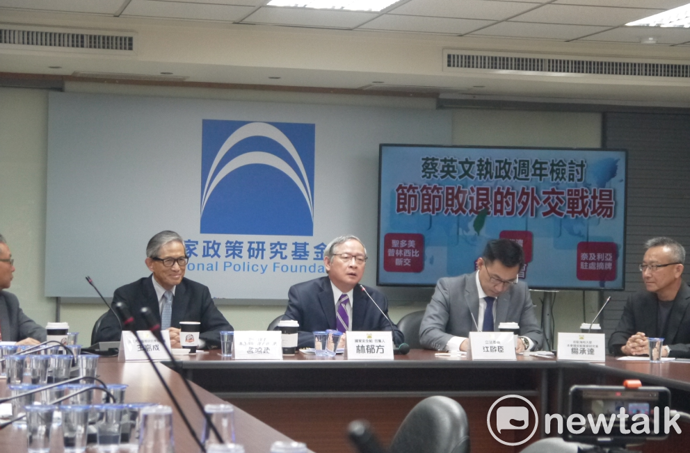 林郁方與歐鴻鍊重砲批評蔡英文一年以來的外交政策與兩岸關係。 林郁方與歐鴻鍊重砲批評蔡英文一年以來的外交政策與兩岸關係。
