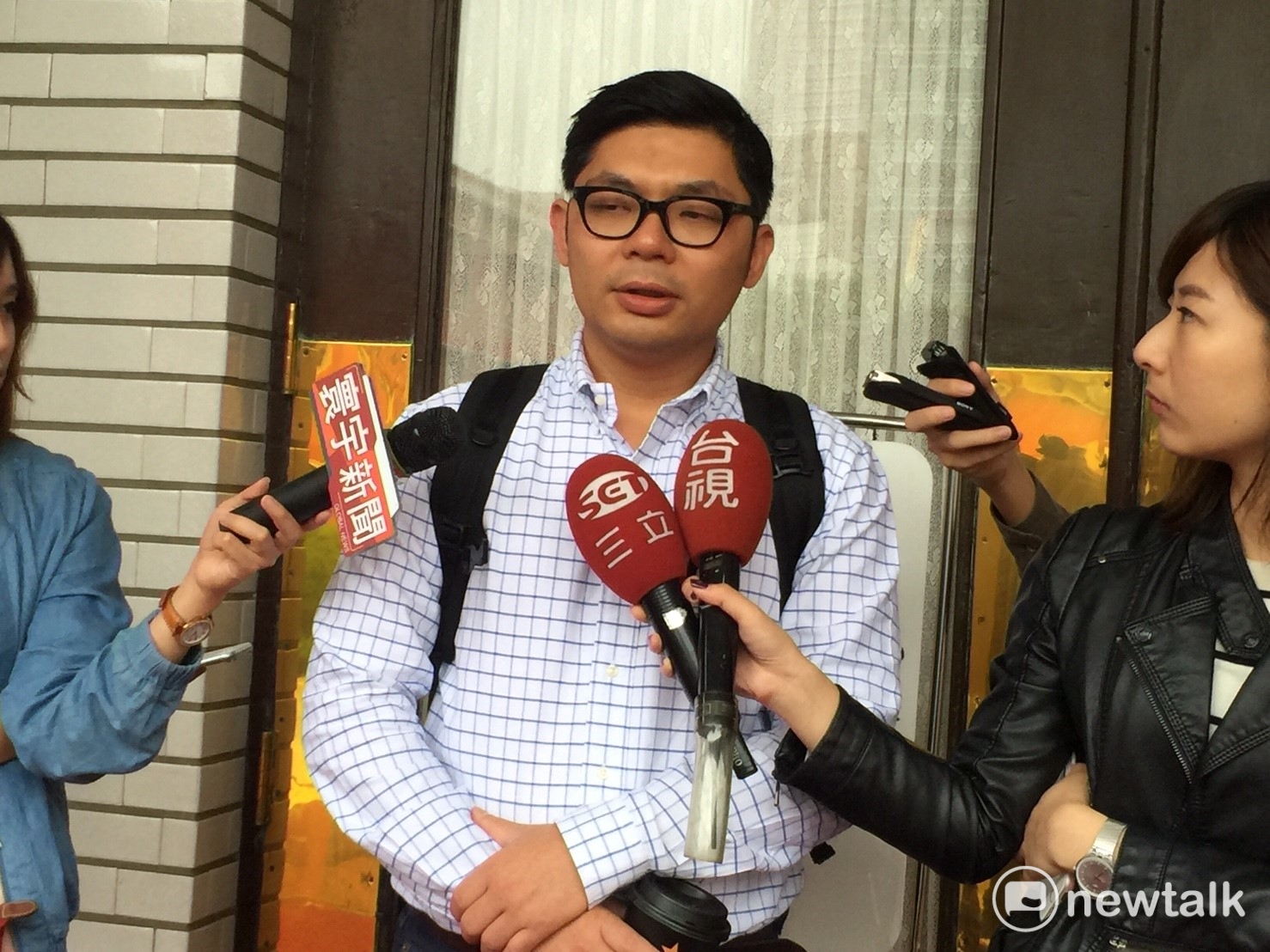 國民黨立委許毓仁今(29)日在臉書貼文表示,釋憲讓婚姻平權把台灣放到世界地圖上,今年外國朋友特別多,許多國家的朋友來台北參加遊行,甚至中國遊客也不少,「這也是兩岸交流的平台。」許毓仁也說,同婚之後,下一個戰場就在性平教育。 國民黨立委許毓仁今(29)日在臉書貼文表示,釋憲讓婚姻平權把台灣放到世界地圖上,今年外國朋友特別多,許多國家的朋友來台北參加遊行,甚至中國遊客也不少,「這也是兩岸交流的平台。」許毓仁也說,同婚之後,下一個戰場就在性平教育。