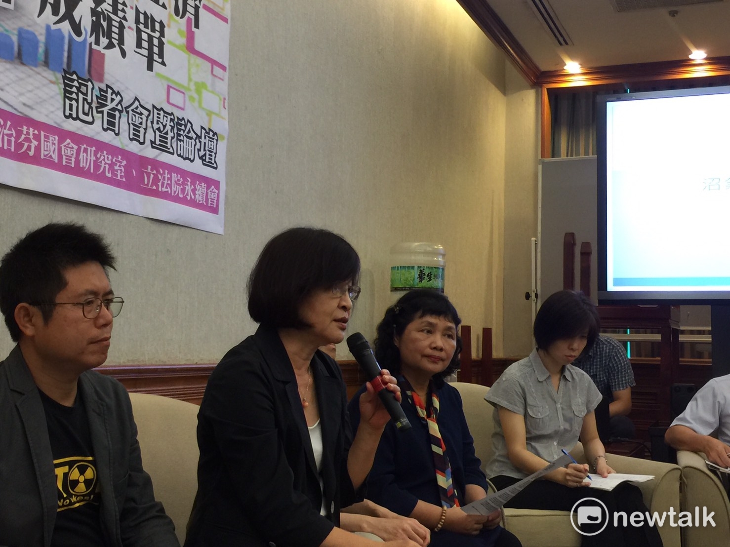針對t總統蔡英文推動的「五加二產業發展政策」之循環經濟成果,綠委蘇治芬1日表示,執政滿周年,但循環經濟的政策、系統面,至今仍未完全整合,讓人憂心。 針對t總統蔡英文推動的「五加二產業發展政策」之循環經濟成果,綠委蘇治芬1日表示,執政滿周年,但循環經濟的政策、系統面,至今仍未完全整合,讓人憂心。