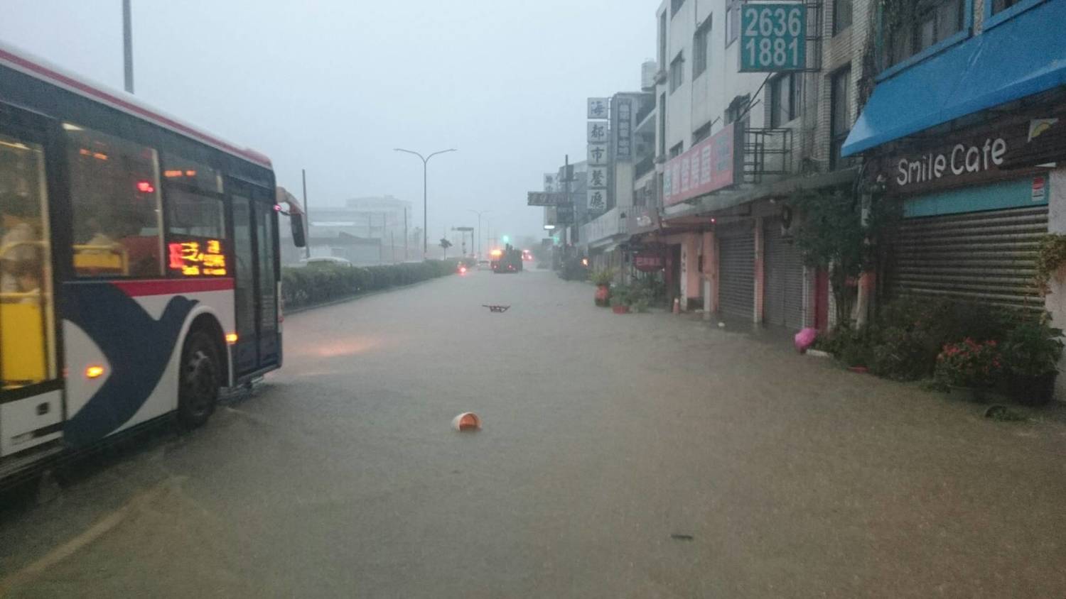 2017.06.02今年最大鋒面雷雨襲新北市三芝淺水灣道路嚴重積水。 圖:新北市消防局/提供 2017.06.02今年最大鋒面雷雨襲新北市三芝淺水灣道路嚴重積水。 圖:新北市消防局/提供