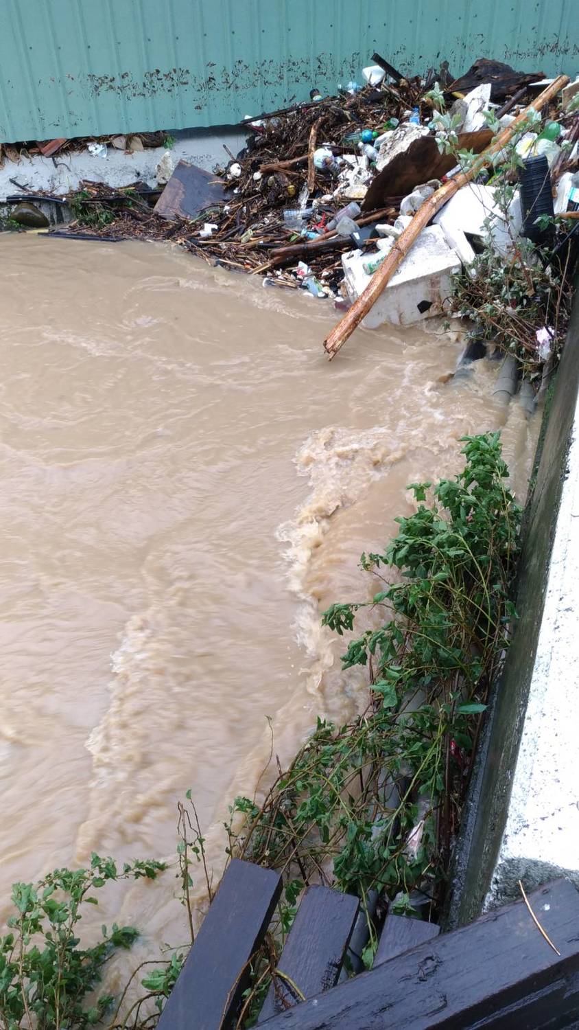 6月2日暴雨侵襲新北市八里中華路2段現場淹水處。 圖:新北市消防局提供 6月2日暴雨侵襲新北市八里中華路2段現場淹水處。 圖:新北市消防局提供