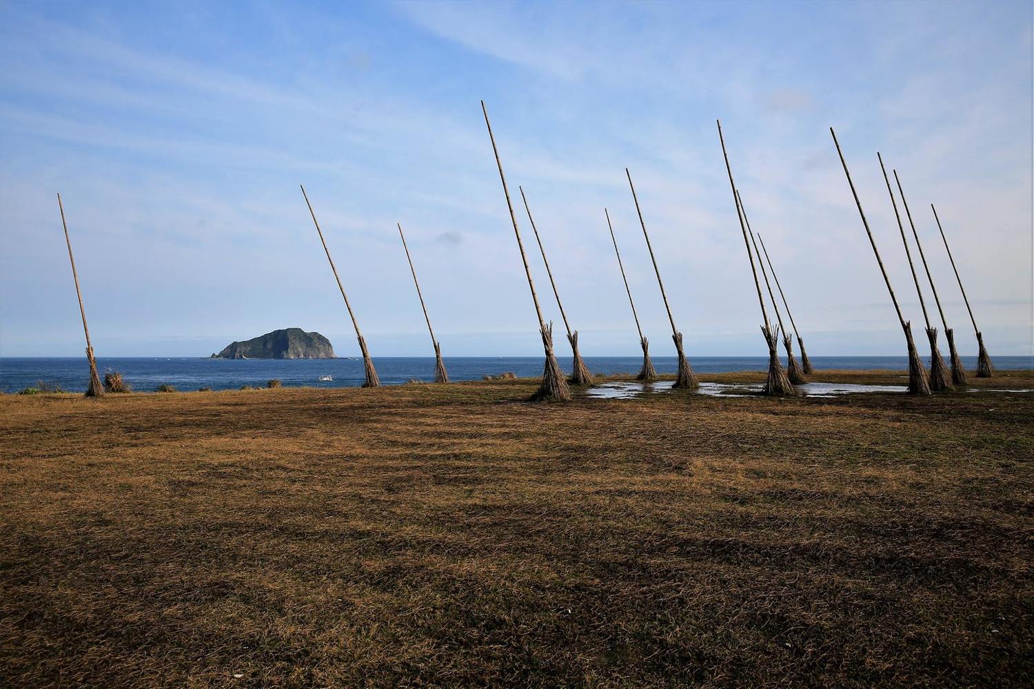 八斗子潮境公園上,一把把巨型掃帚矗立,宛若進入魔法世界 八斗子潮境公園上,一把把巨型掃帚矗立,宛若進入魔法世界