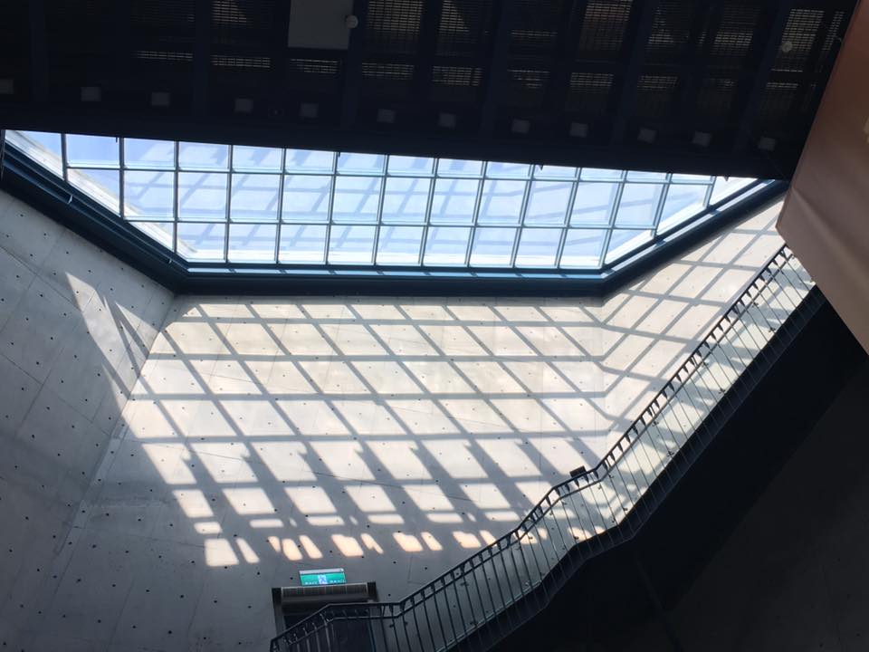 十三行博物館的灰色長梯是熱門的拍照景點,甚至有民眾在此拍攝婚紗 圖:新北市立十三行博物館提供 十三行博物館的灰色長梯是熱門的拍照景點,甚至有民眾在此拍攝婚紗 圖:新北市立十三行博物館提供