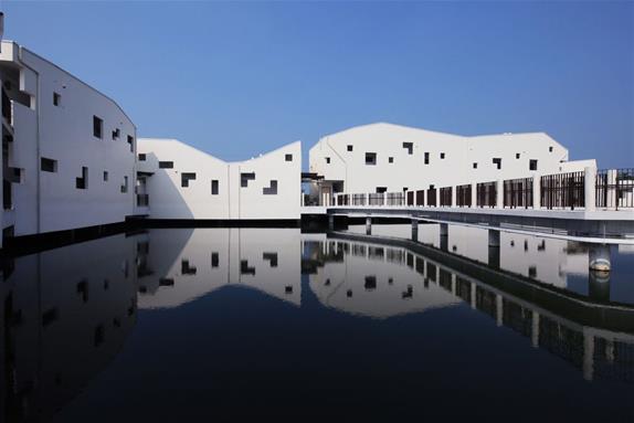 台江學園在魚塭上建設高腳屋,像是外國度假村 圖:台江國家公園提供 台江學園在魚塭上建設高腳屋,像是外國度假村 圖:台江國家公園提供