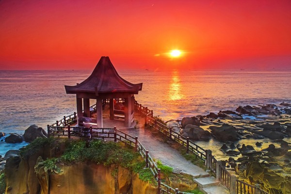 和平島日出美景 圖:交通部觀光局北海岸及觀音山國家風景區管理處提供 和平島日出美景 圖:交通部觀光局北海岸及觀音山國家風景區管理處提供
