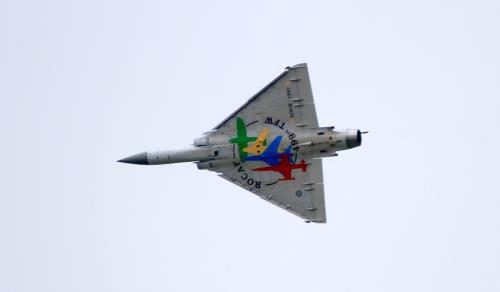 空軍向法國採購的首批6架幻象2000-5型戰機,於西元 1997年6月2日於在空軍新竹基地舉行交機典禮,空軍 499聯隊於20年後特別為幻象戰機進行紀念彩繪,並選 在2017年6月2日亮相。 圖:中央社 空軍向法國採購的首批6架幻象2000-5型戰機,於西元 1997年6月2日於在空軍新竹基地舉行交機典禮,空軍 499聯隊於20年後特別為幻象戰機進行紀念彩繪,並選 在2017年6月2日亮相。 圖:中央社