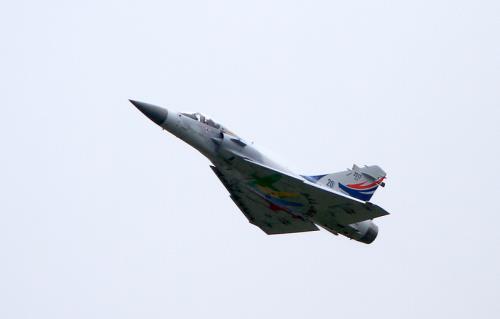 空軍向法國採購的首批6架幻象2000-5型戰機,於西元 1997年6月2日於在空軍新竹基地舉行交機典禮,空軍 499聯隊於20年後特別為幻象戰機進行紀念彩繪,並選 在2017年6月2日亮相。 圖:中央社 空軍向法國採購的首批6架幻象2000-5型戰機,於西元 1997年6月2日於在空軍新竹基地舉行交機典禮,空軍 499聯隊於20年後特別為幻象戰機進行紀念彩繪,並選 在2017年6月2日亮相。 圖:中央社