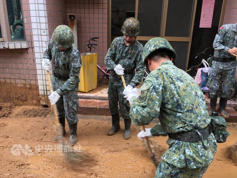 暴雨2日侵襲北台灣,北海岸、基隆等地災情頻傳,目前雨勢趨緩,國軍第三作戰指揮區今天持續投入500人協助進行災後復原。 圖 : 中央社 暴雨2日侵襲北台灣,北海岸、基隆等地災情頻傳,目前雨勢趨緩,國軍第三作戰指揮區今天持續投入500人協助進行災後復原。 圖 : 中央社